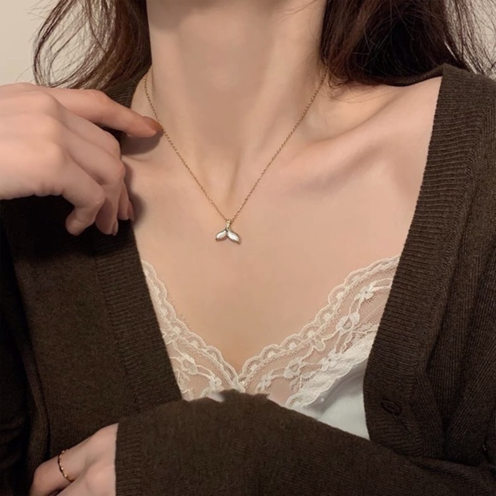 Stainless steel  Fish tail mother of Pearl  necklace